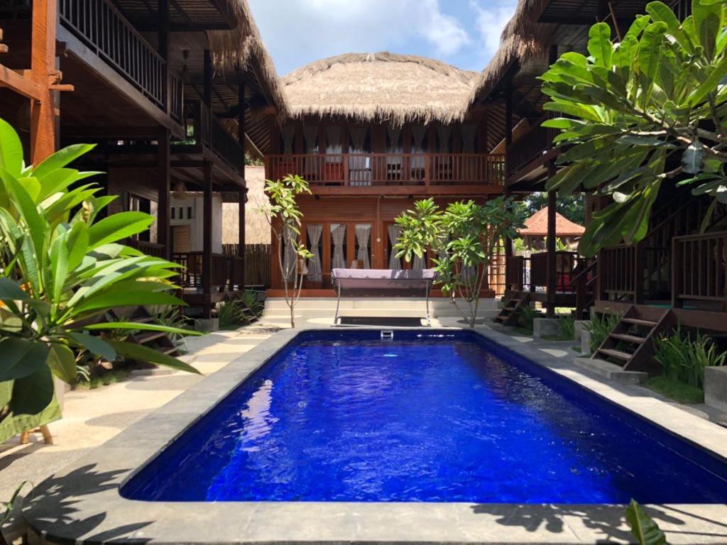 a pool in the middle of a courtyard with a house at Gili Desa in Gili Trawangan