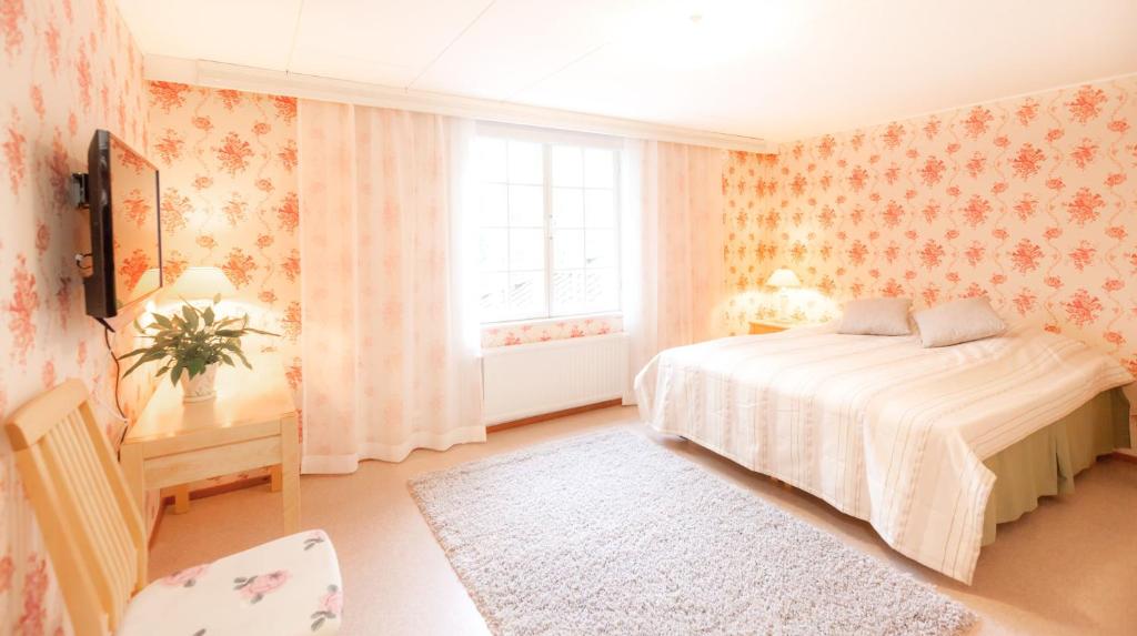 Lepaa的住宿－Lepaan Kartanon Vierashuone，一间卧室设有一张床和一个窗口