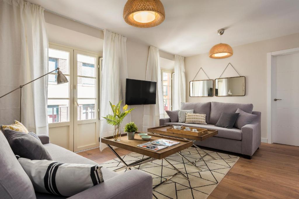 Televízia a/alebo spoločenská miestnosť v ubytovaní Genteel Home Picasso
