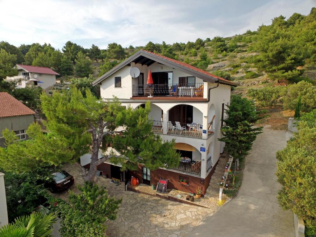 widok z powietrza na dom z balkonem w obiekcie Apartmani Šepčević w mieście Murter