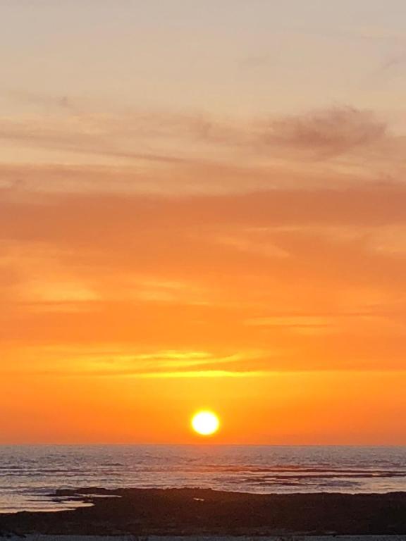 コティージョにあるBluesunの海上の夕日