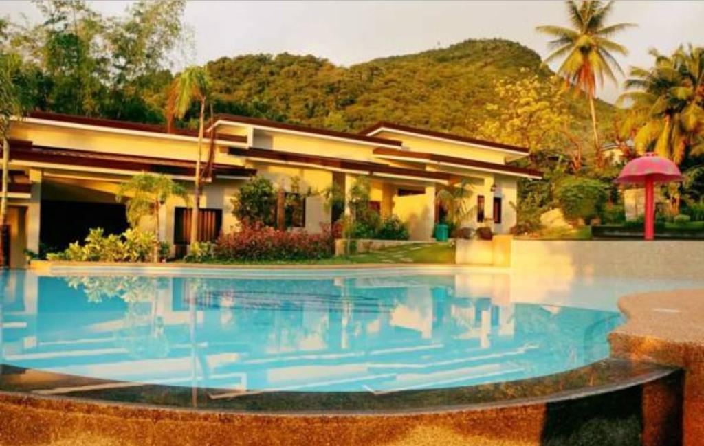 una grande piscina di fronte a una casa di Secter Place a Oslob