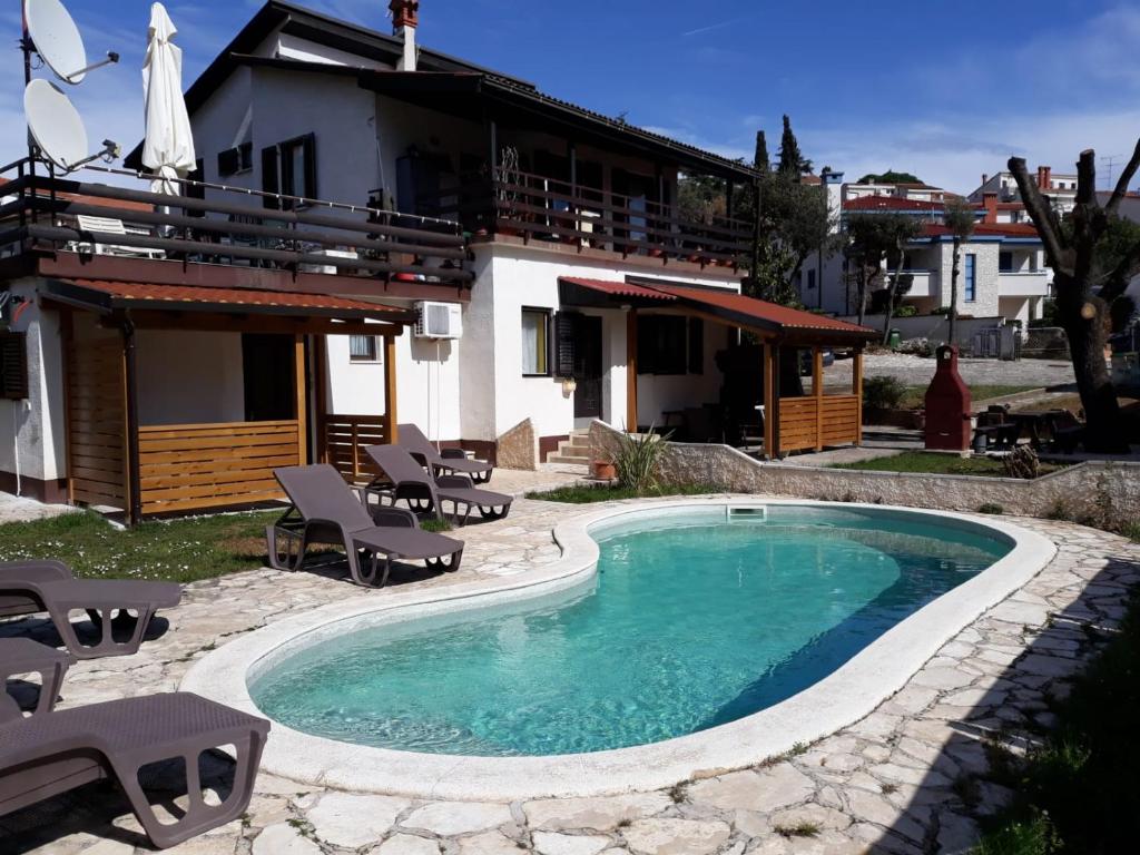 ein Pool vor einem Haus in der Unterkunft Guesthouse Suzy in Pula