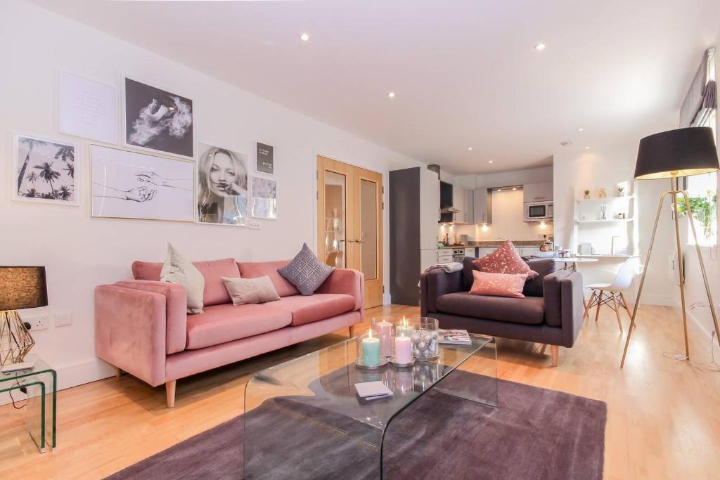 a living room with two couches and a table at Oxfordshire Living - The Alice Apartment - Oxford in Oxford