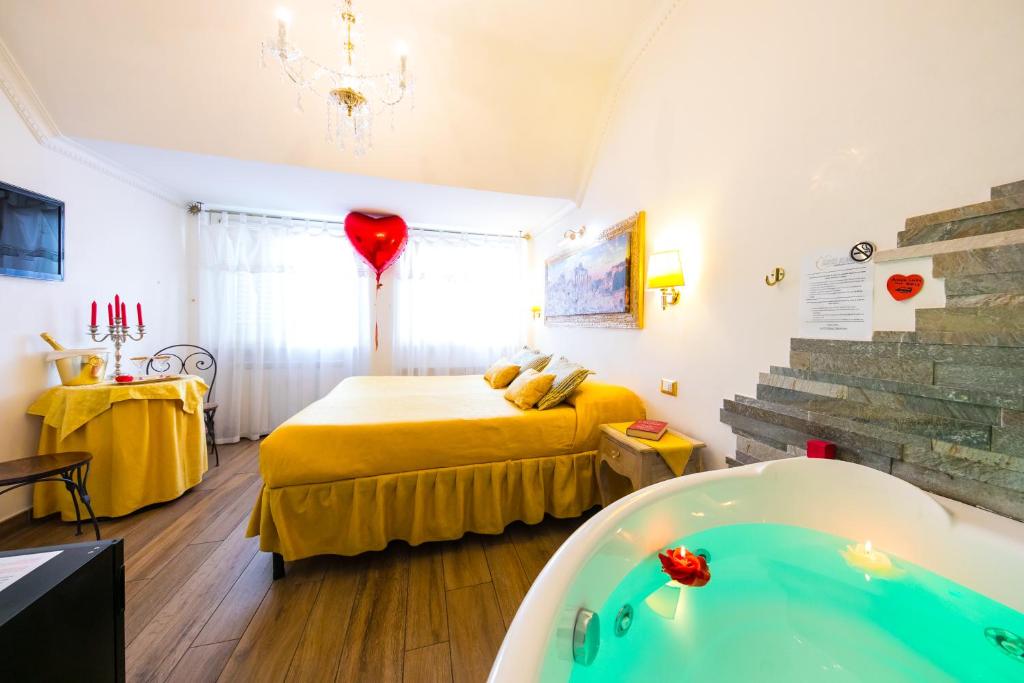una camera con letto e vasca da bagno di Suites Roma Tiburtina Economy a Roma