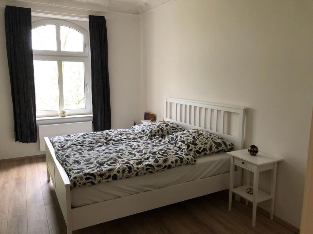 Schlafzimmer mit einem Bett und einem Fenster in der Unterkunft Schöne 3-Zimmer Wohnung im Herzen von Wuppertal in Wuppertal