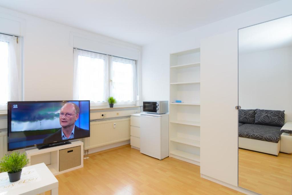 TV a/nebo společenská místnost v ubytování Private rooms next to subway