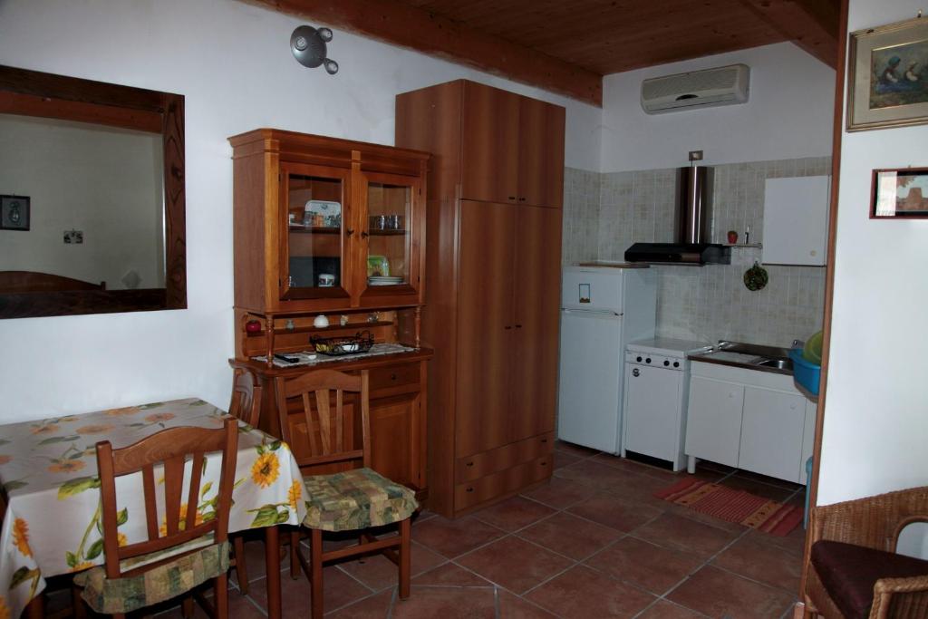 una cucina con tavolo e una sala da pranzo di Don Raffaele a Lecce