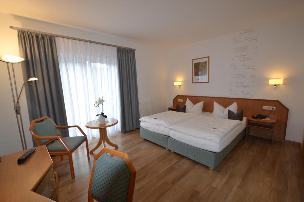 Hotel & Restaurant Zur Linde tesisinde bir odada yatak veya yataklar