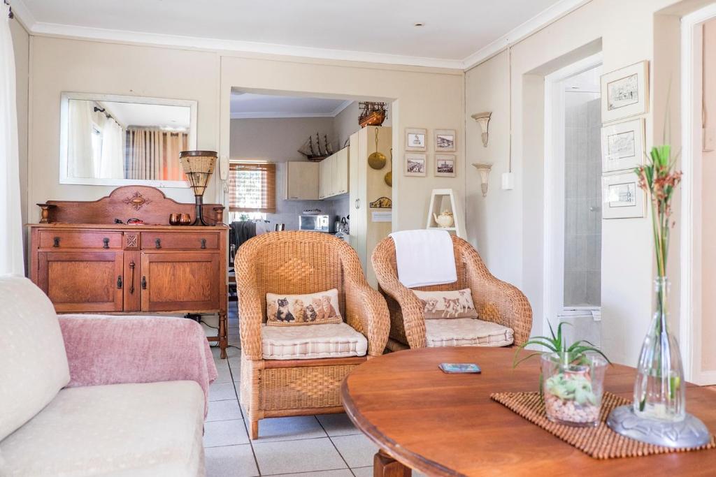 The Garden Cottage On 140 Fordyce Port, Apartment Size Dining Table And Chairs Port Elizabeth
