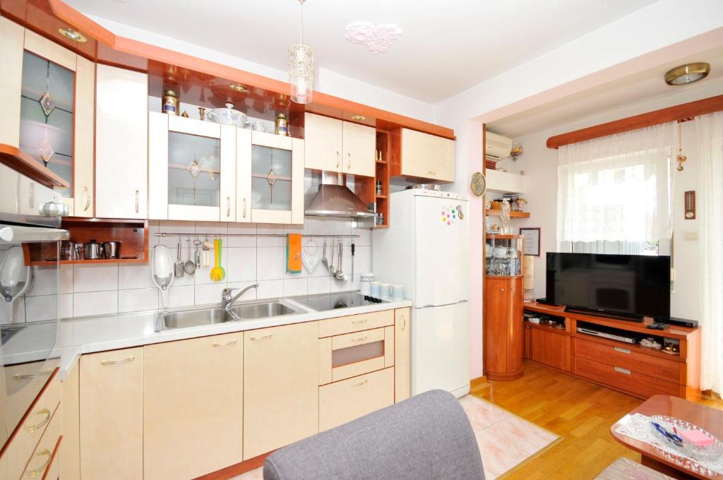 Kuchyňa alebo kuchynka v ubytovaní Apartment Poetry