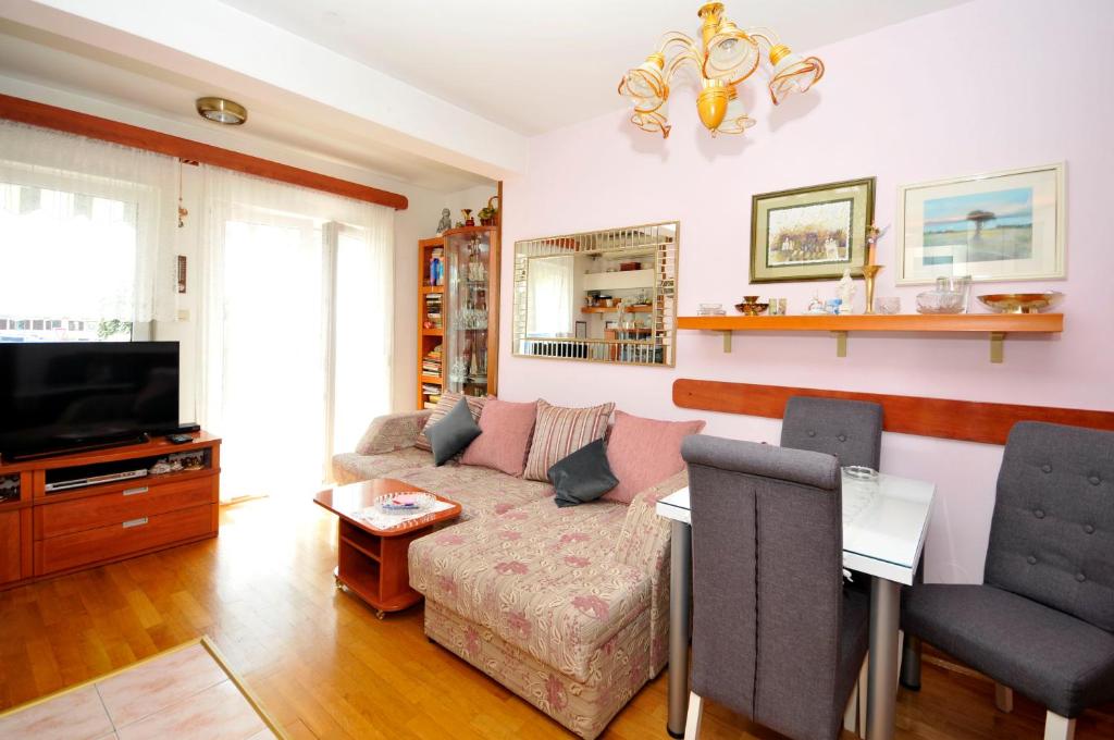Televízia a/alebo spoločenská miestnosť v ubytovaní Apartment Poetry