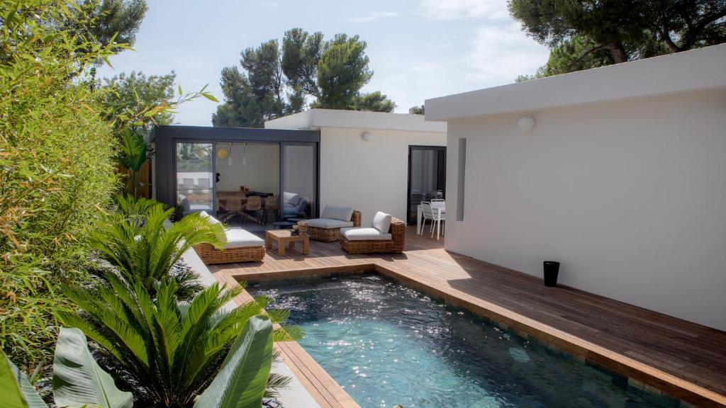 une arrière-cour avec une piscine et une maison dans l'établissement Casa Lulli, à Cassis