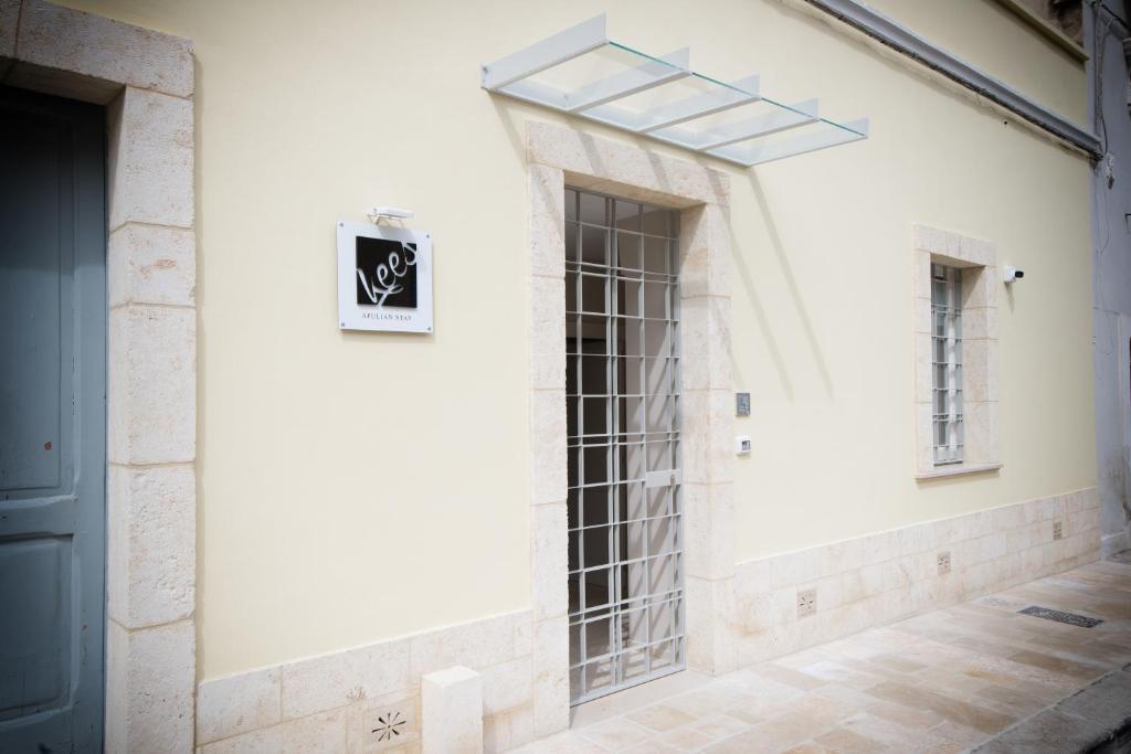 a window on the side of a white building at Kees Apulian Stay in Monopoli