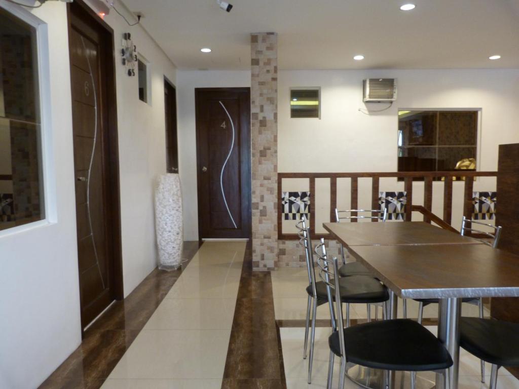 - une salle à manger avec une table et des chaises dans l'établissement Giorgio's Place, à Polomolok