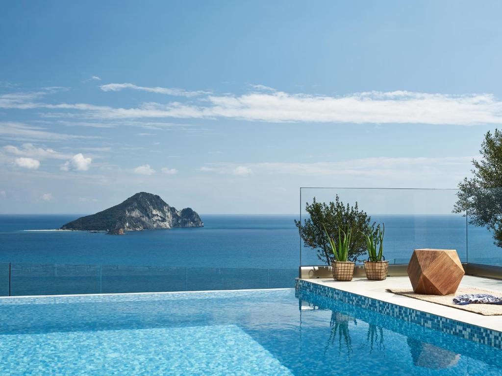 einen Pool mit Meerblick in der Unterkunft Avra Luxury Villa & Spa in Kerion