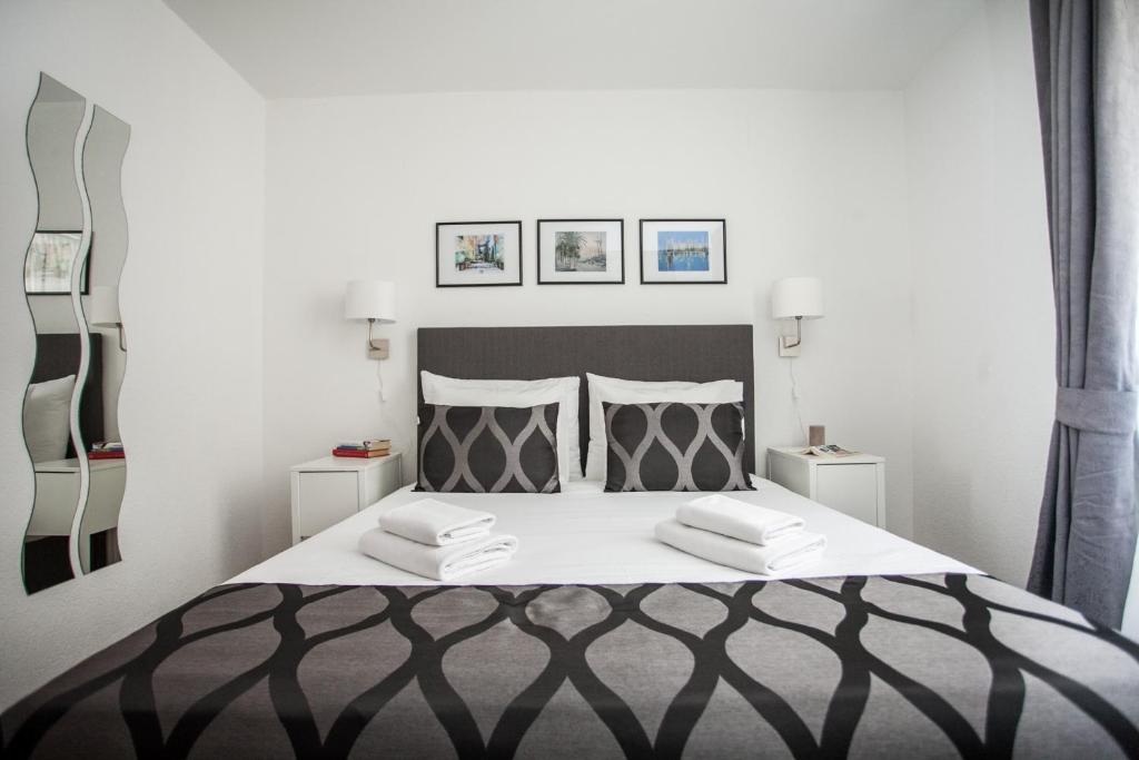 een slaapkamer met een zwart-wit bed met 2 kussens bij Villa Ivanka in Trogir
