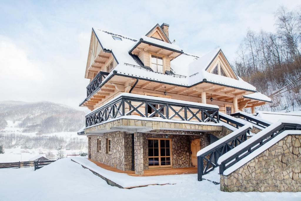 uma cabana de madeira na neve em Tylmanówka em Tylmanowa