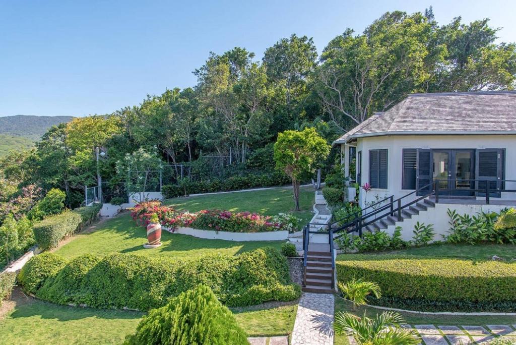 Zahrada ubytování Luxury Villa sleeps 6, Beach Access, Montego Bay