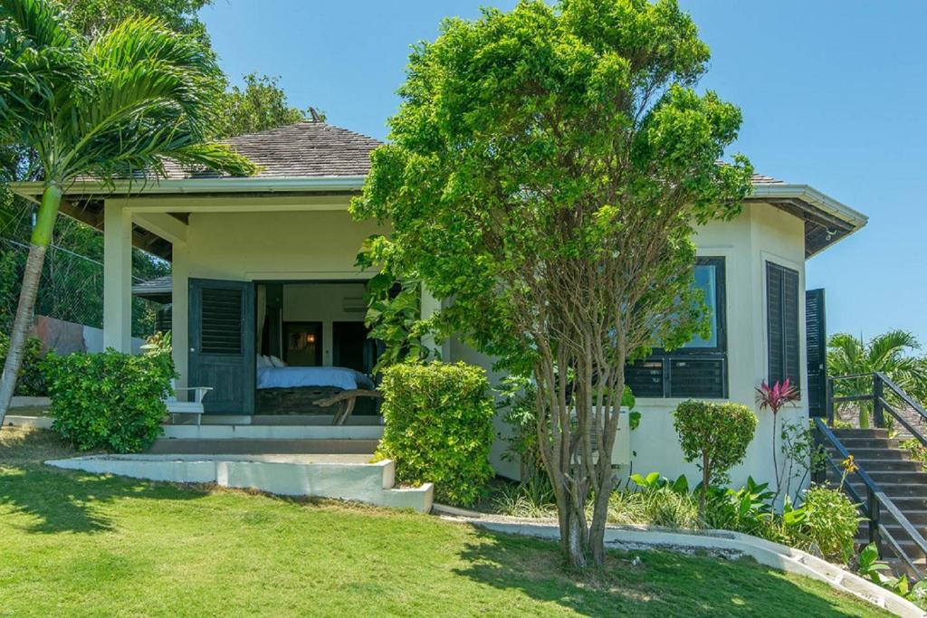 Zahrada ubytování Luxury Villa sleeps 6, Beach Access, Montego Bay