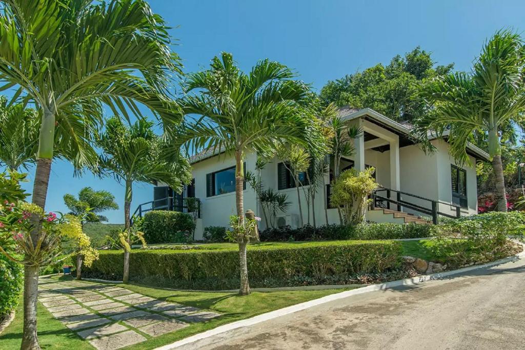 Zahrada ubytování Luxury Villa sleeps 6, Beach Access, Montego Bay