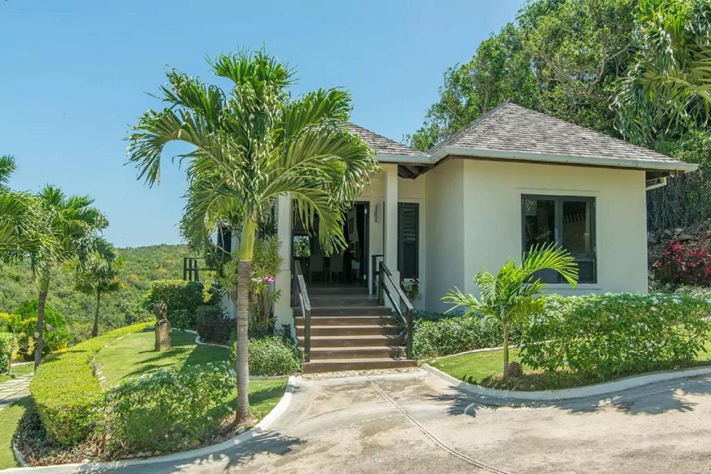 Zahrada ubytování Luxury Villa sleeps 6, Beach Access, Montego Bay