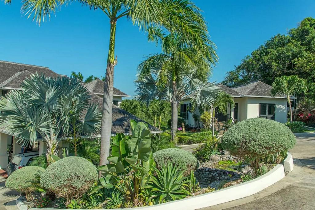 Zahrada ubytování Luxury Villa sleeps 6, Beach Access, Montego Bay