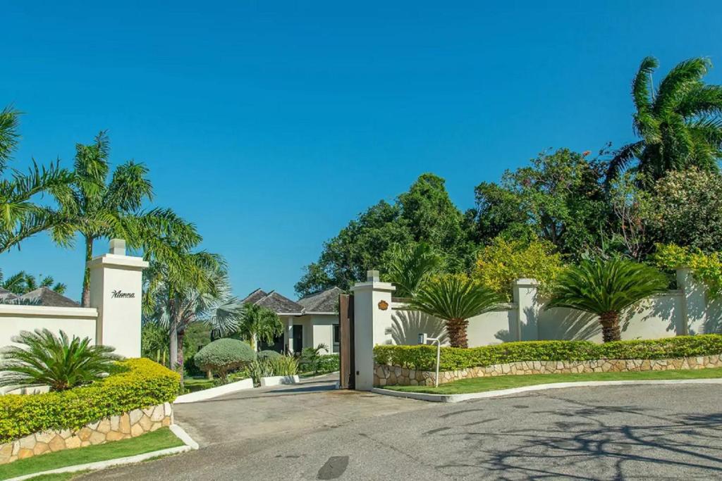Zahrada ubytování Luxury Villa sleeps 6, Beach Access, Montego Bay