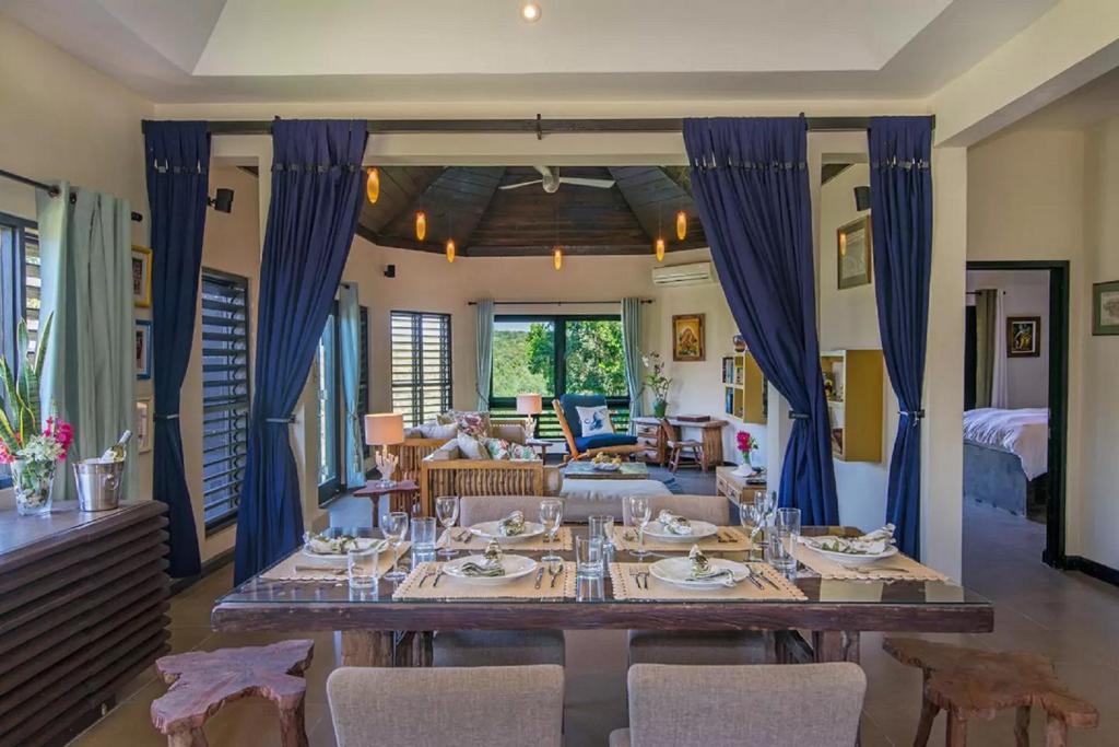 Luxury Villa sleeps 6, Beach Access, Montego Bay 레스토랑 또는 맛집