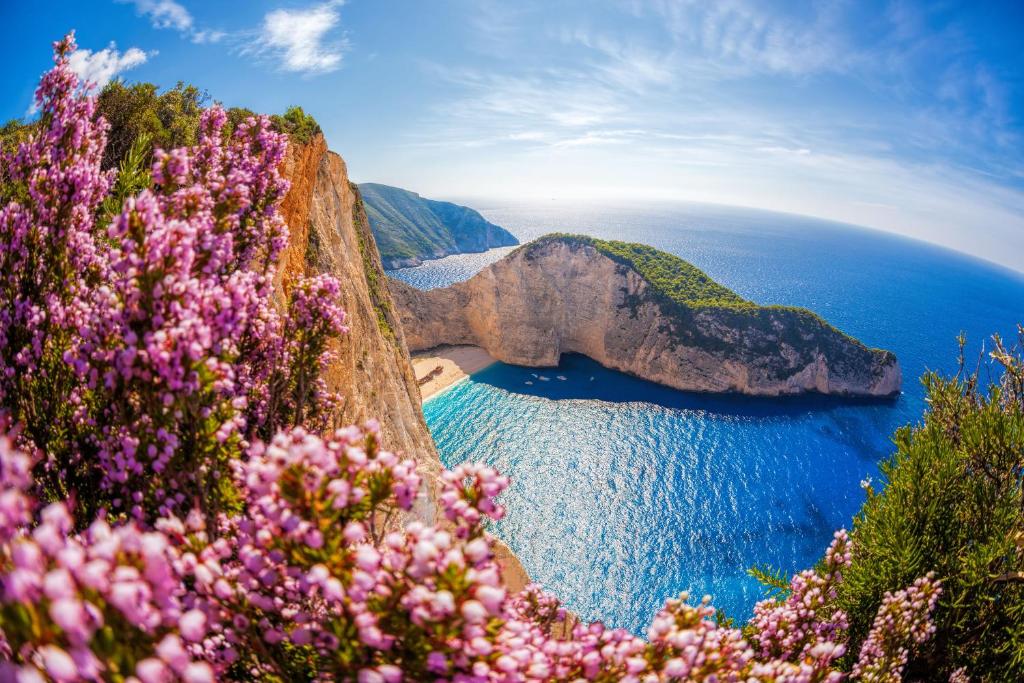 vistas a la costa de Amalfi con flores rosas en Luxury Villa 3min from the famous Shipwreck en Volimai