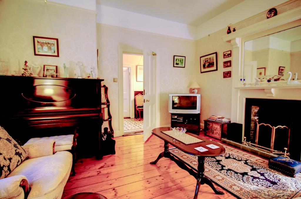 TV a/nebo společenská místnost v ubytování St Judes B&B