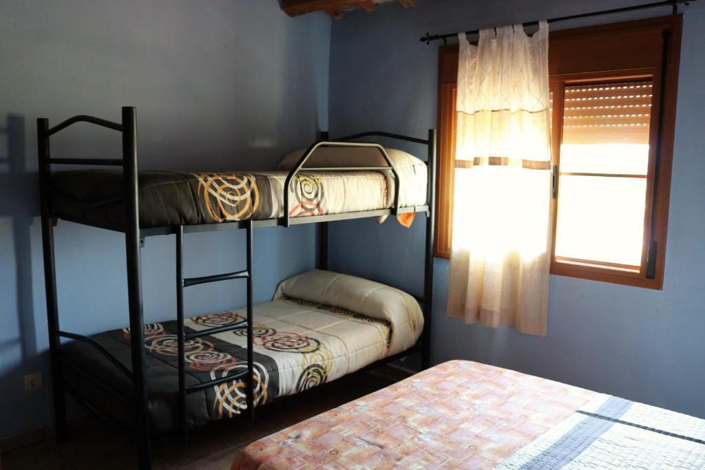代爾特布雷的住宿－casarosana，带窗户的客房内的两张双层床