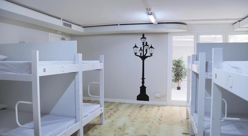 Postel nebo postele na pokoji v ubytování Hola Hostal Eixample