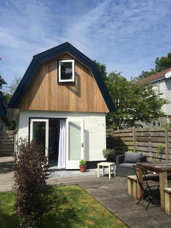 a small house with a window on top of it at De Vuurdoorn in Bergen