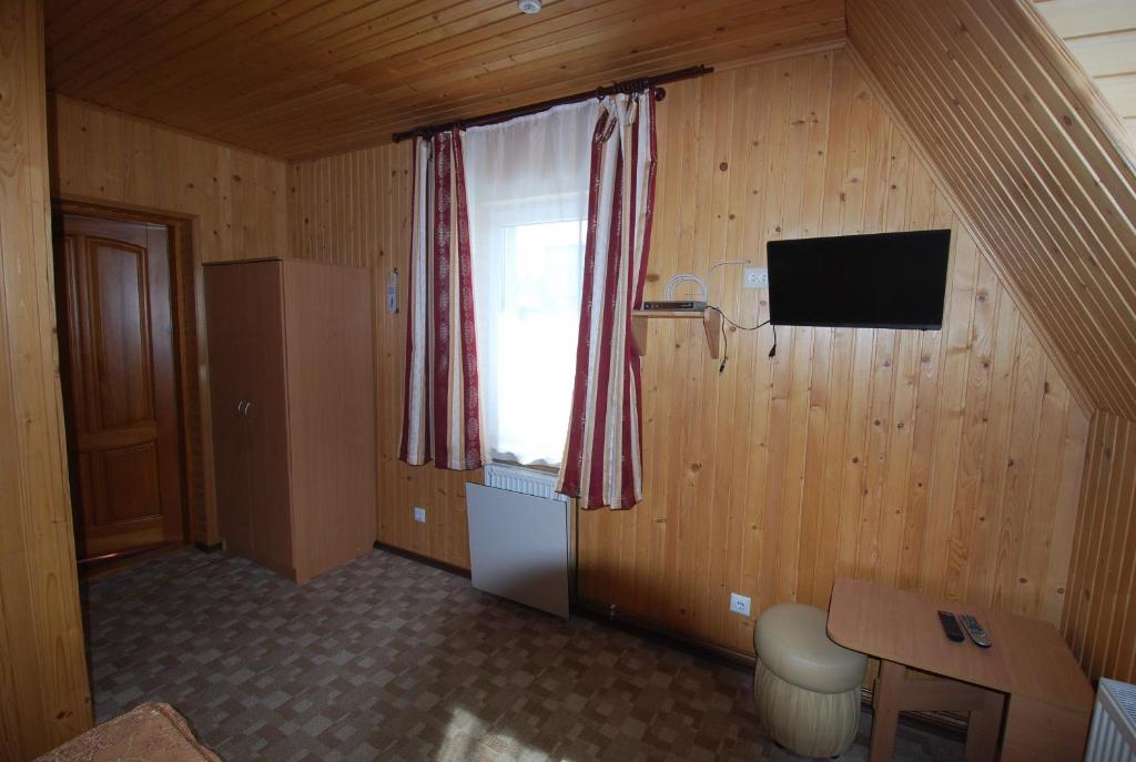 TV a/nebo společenská místnost v ubytování Zelena Dacha