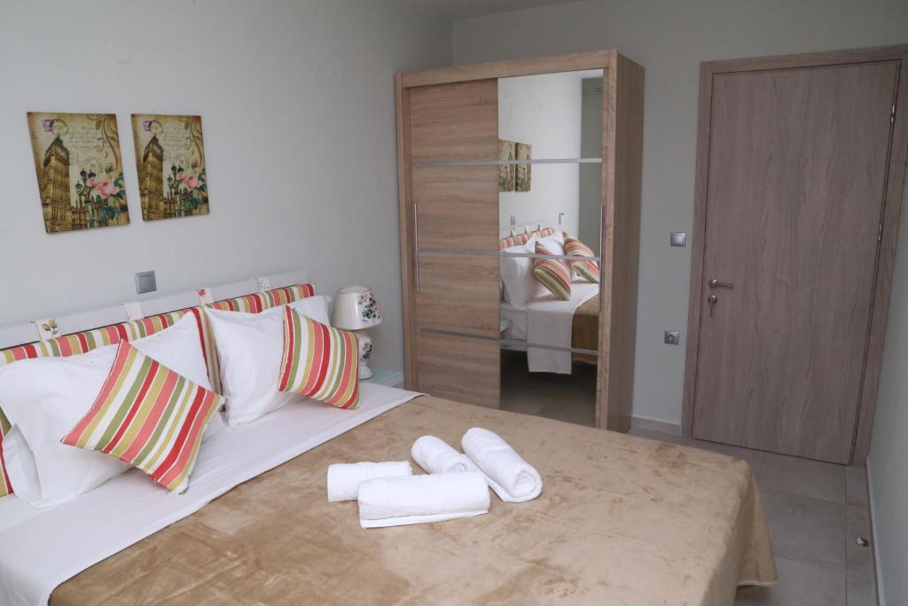 Postel nebo postele na pokoji v ubytování R&K Suites