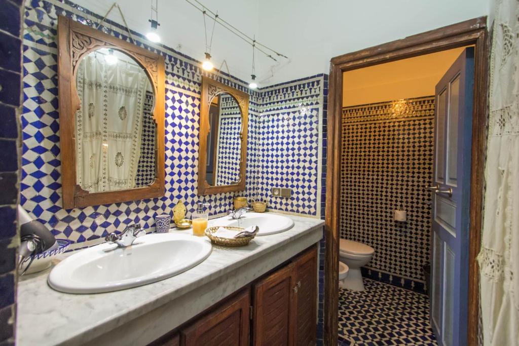a bathroom with two sinks and a toilet at Riad Dar Cordoba in Fès