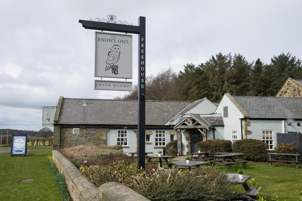 um sinal em frente a um edifício em The Snowy Owl by Innkeeper's Collection em Cramlington