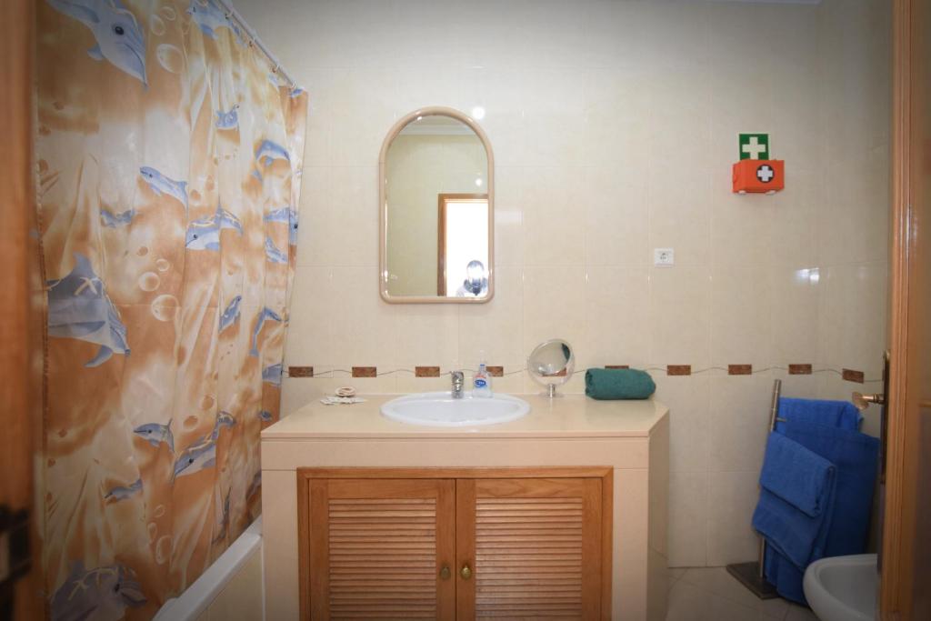 アルブフェイラにあるOld townのバスルーム(洗面台、鏡付)