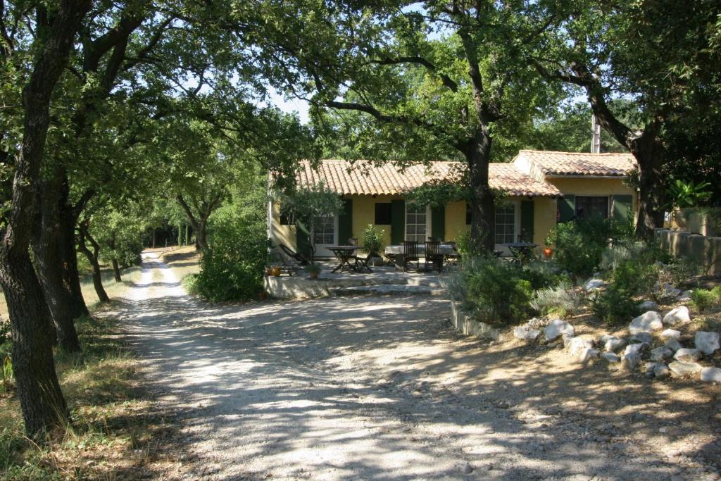 a house with a road leading to it at Chambres d'hôtes de la gardy in Eyragues