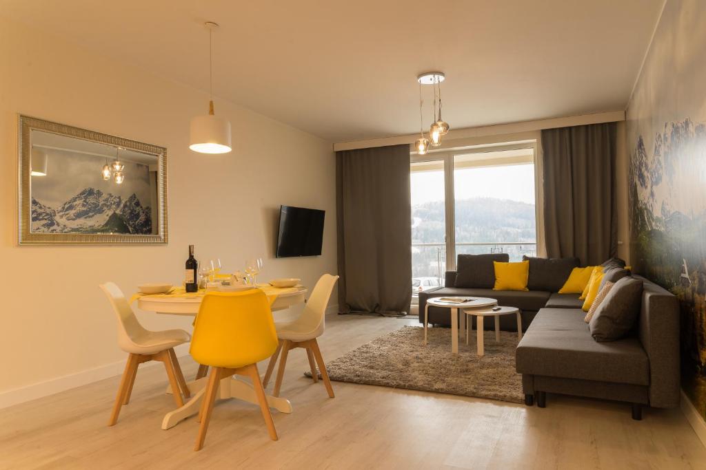 TV a/nebo společenská místnost v ubytování Apartament Na Urlop - Wisła Kamienna - Apartamenty z widokiem na panoramę Wisły