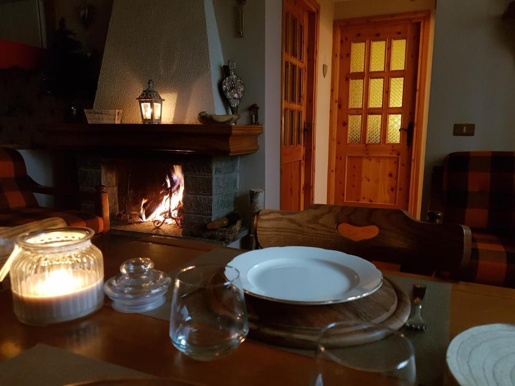 una mesa con un plato y una chimenea en Alpirosa, en Challand Saint Anselme