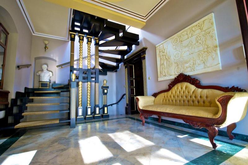 salon z kanapą i schodami w obiekcie Pałac w Małkowie w mieście Warta