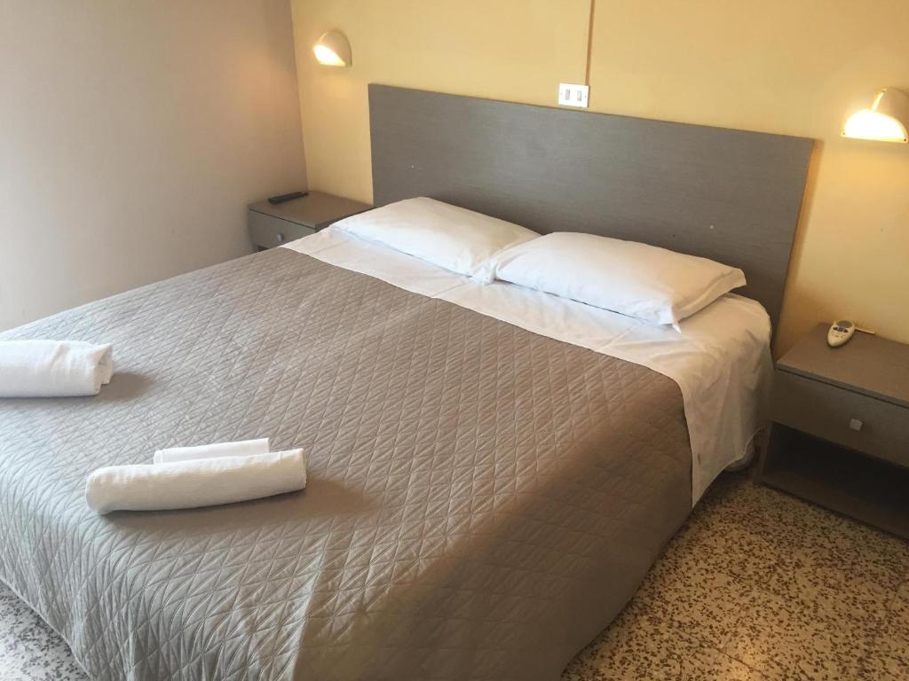 Postel nebo postele na pokoji v ubytování Hotel Britta