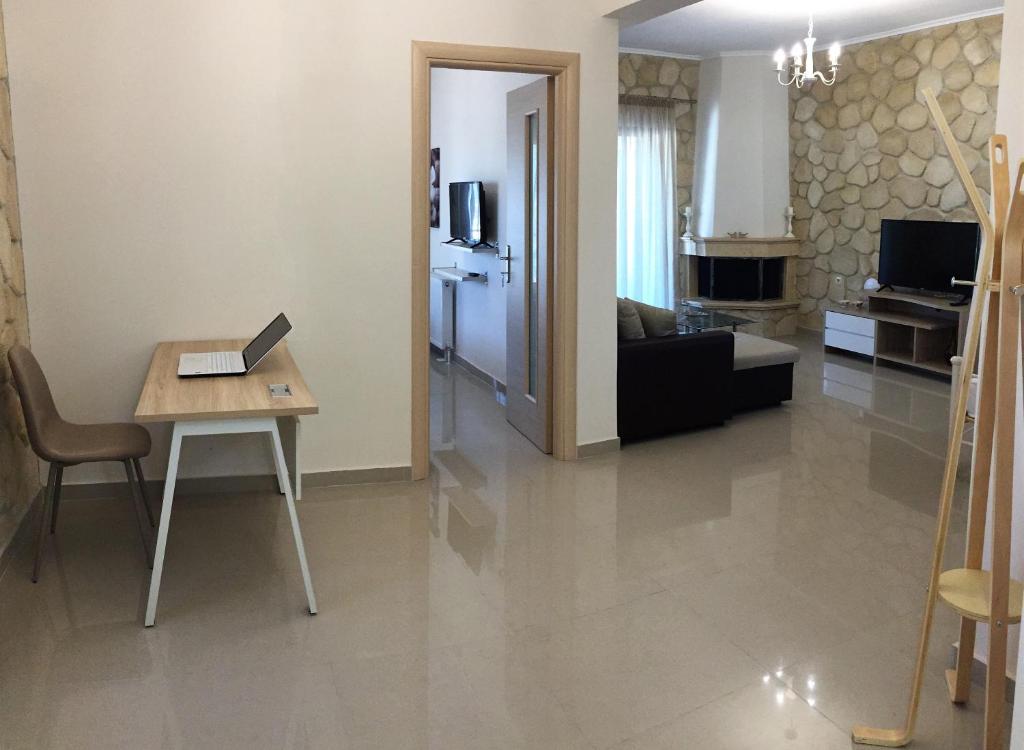Televízia a/alebo spoločenská miestnosť v ubytovaní Amfithea House