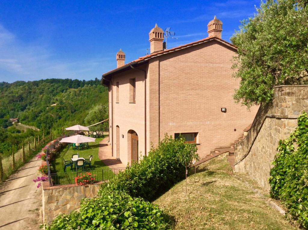 een extern uitzicht op een gebouw in een wijngaard bij Casa La Gemma in San Romano