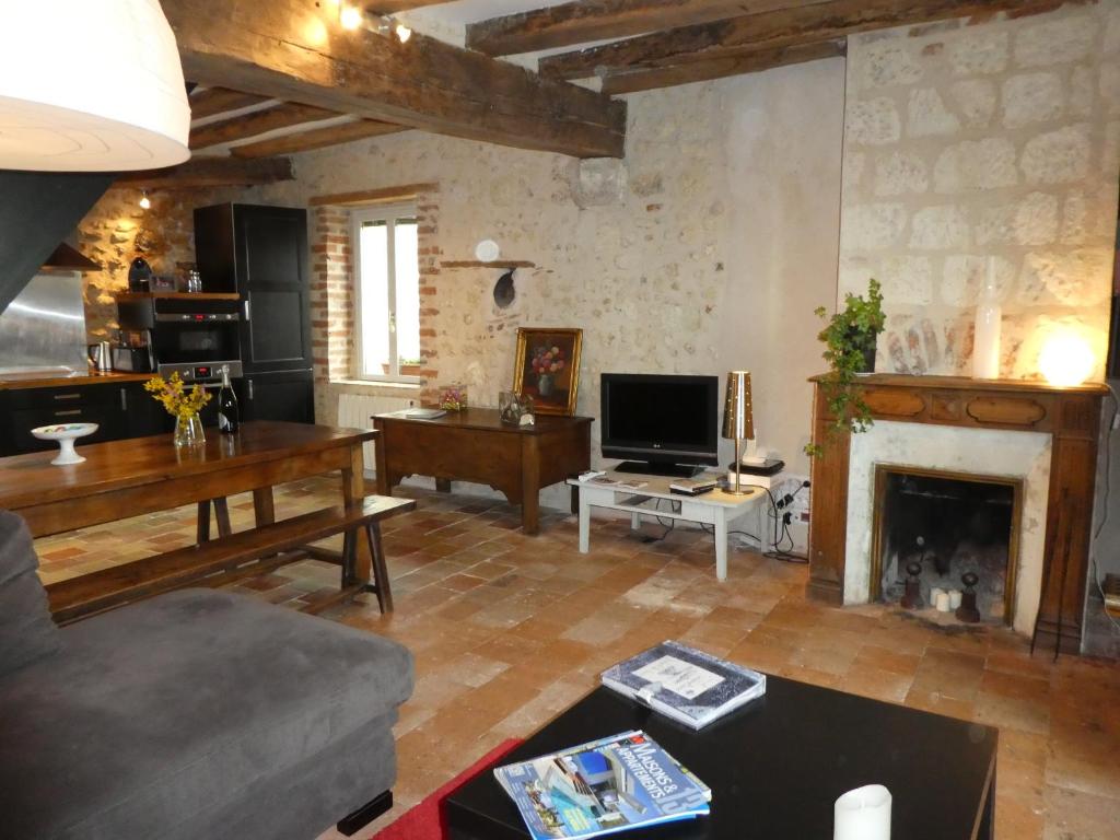 a living room with a couch and a fireplace at Le Balcon De Leonard in Amboise