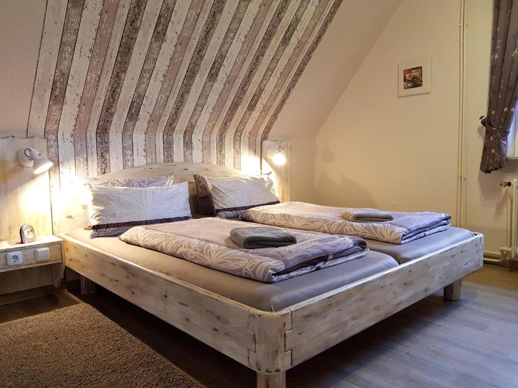 two twin beds in a room with a ceiling at Gästehaus Flensburg Engelsby in Flensburg