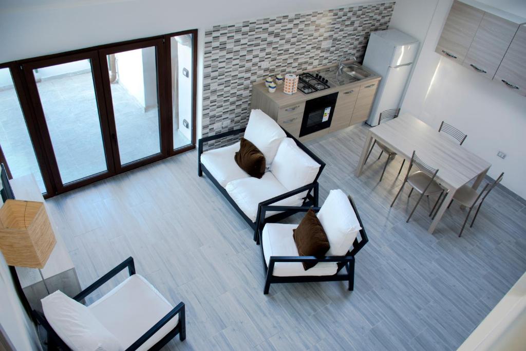 vista sul soffitto di un soggiorno con 2 sedie e un tavolo di Appartamento San Raffaele a Vimodrone