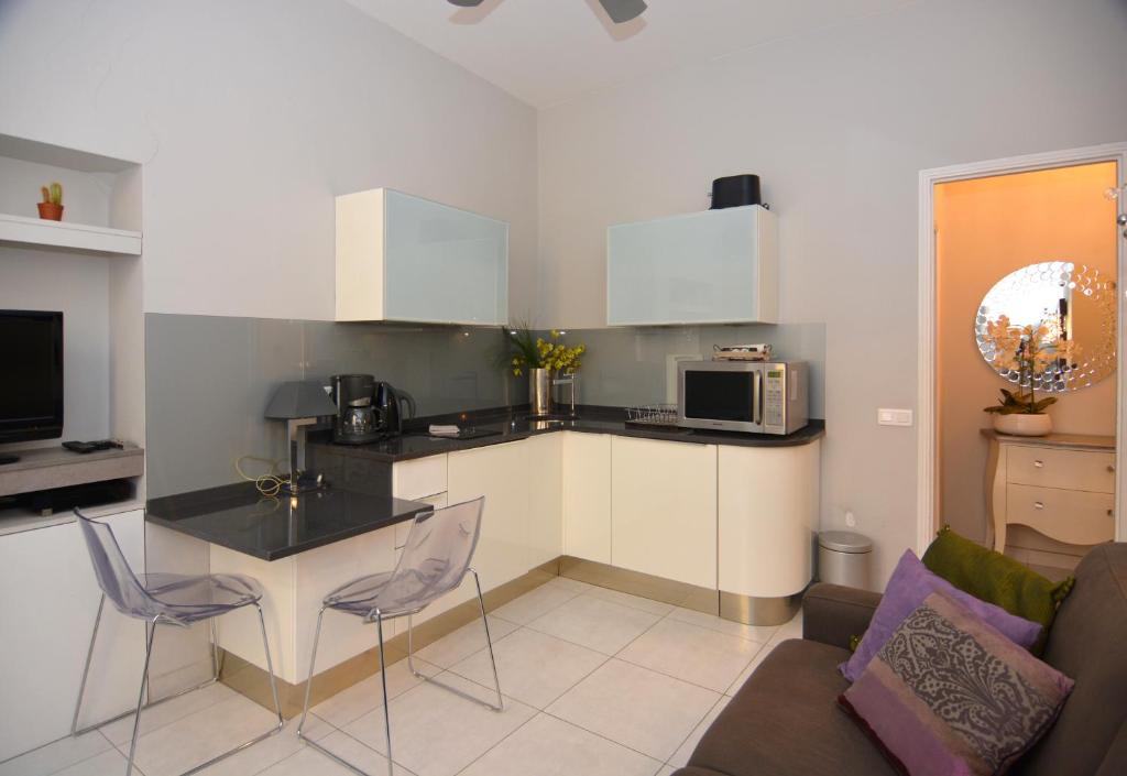 une cuisine avec une table et des chaises dans une pièce dans l'établissement Je suis à Nice, à Nice